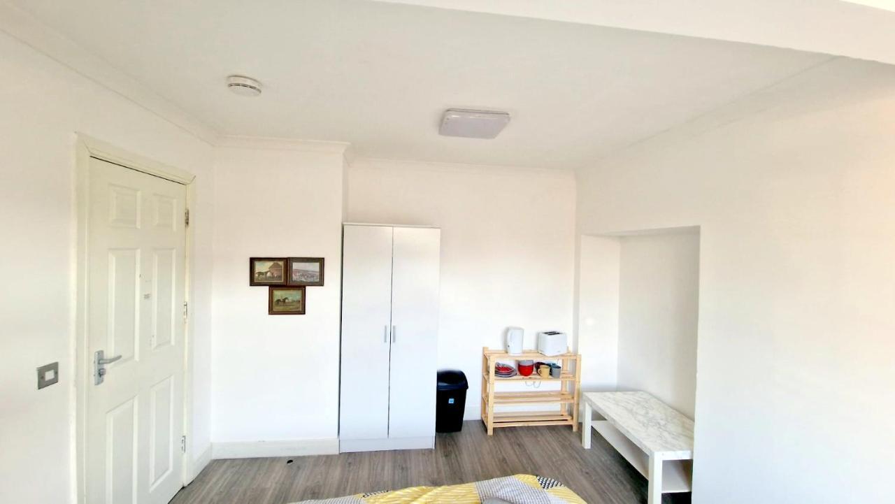 Lilleshall Rooms Mitcham Exterior photo
